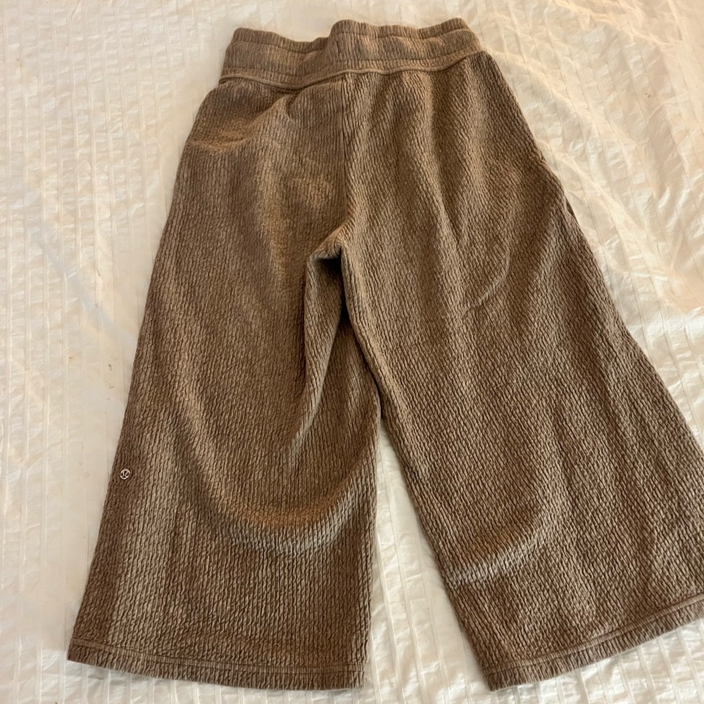 EUC Lululemon High Rise Wide Leg Crop Size 4